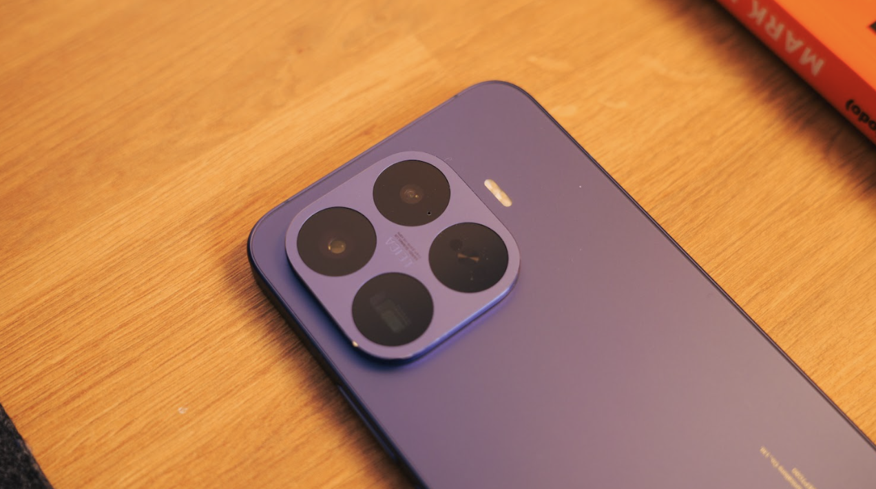 Module de caméras arrière d'un smartphone violet.