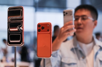 La nouvelle alerte de nettoyage de l’iPhone 15 permet d'éviter les photos floues dues aux taches. (Reuters)