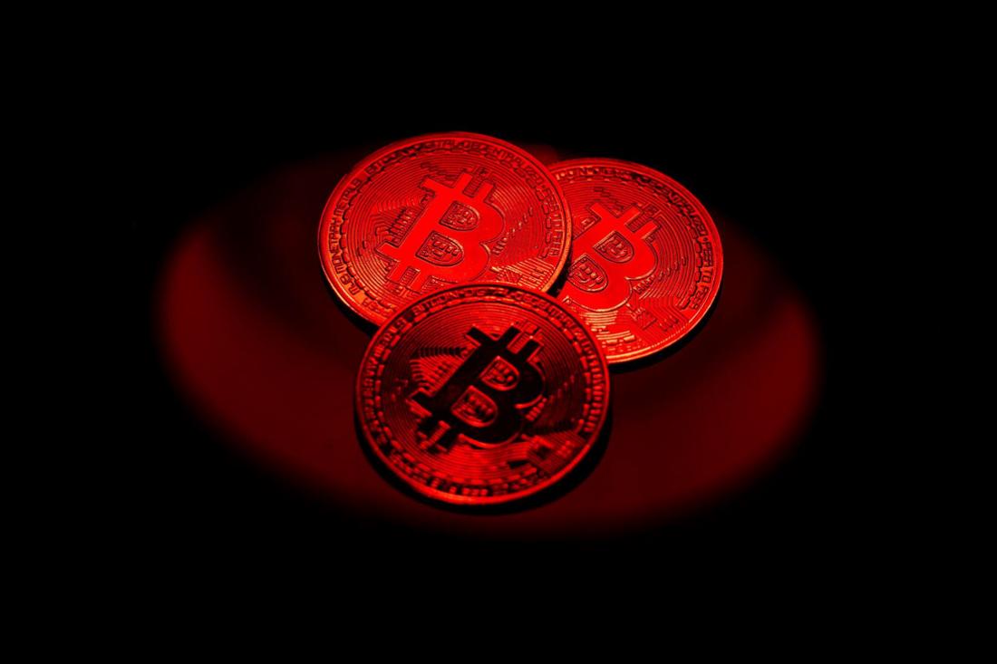 Des pièces de Bitcoin sur une table