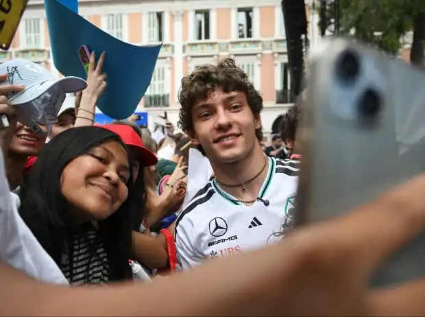 Kimi Antonelli avec des fans