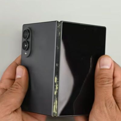 Le téléphone pliable après une rencontre poussiéreuse.