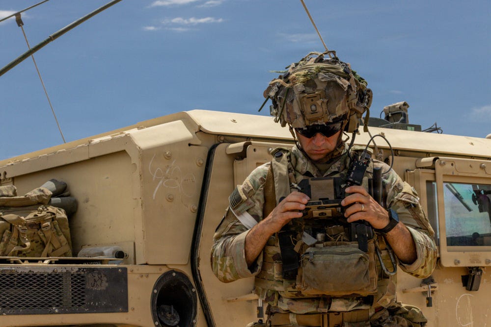 Un soldat de l'Armée américaine consulte son périphérique utilisateur.
