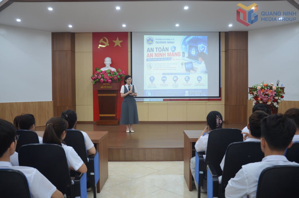 Le CYQ Media Club de Quang Ninh Medical College informe régulièrement les élèves sur les risques comme la fraude, les informations nuisibles et le cyberharcèlement.