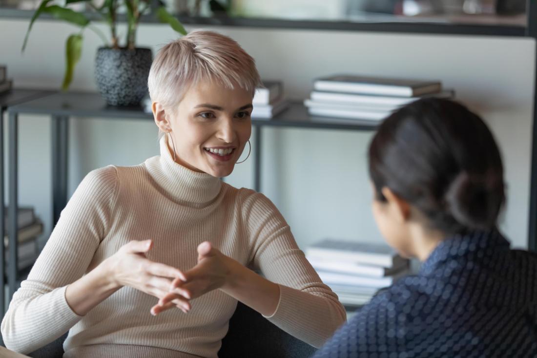 Deux femmes en discussion