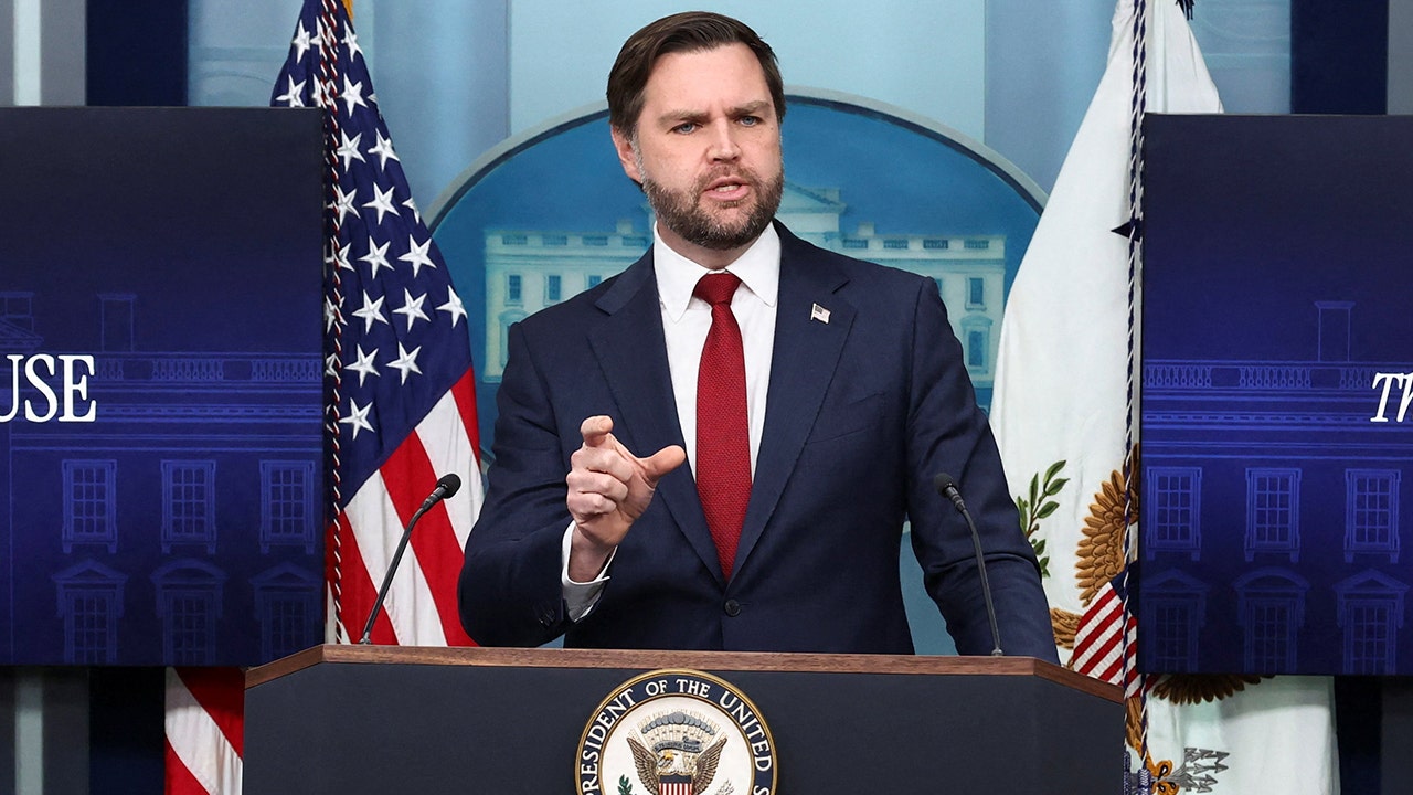 JD Vance qualifie AOC de « communiste » et Schiff d'« insignifiant » dans un duel virulent sur TikTok !
