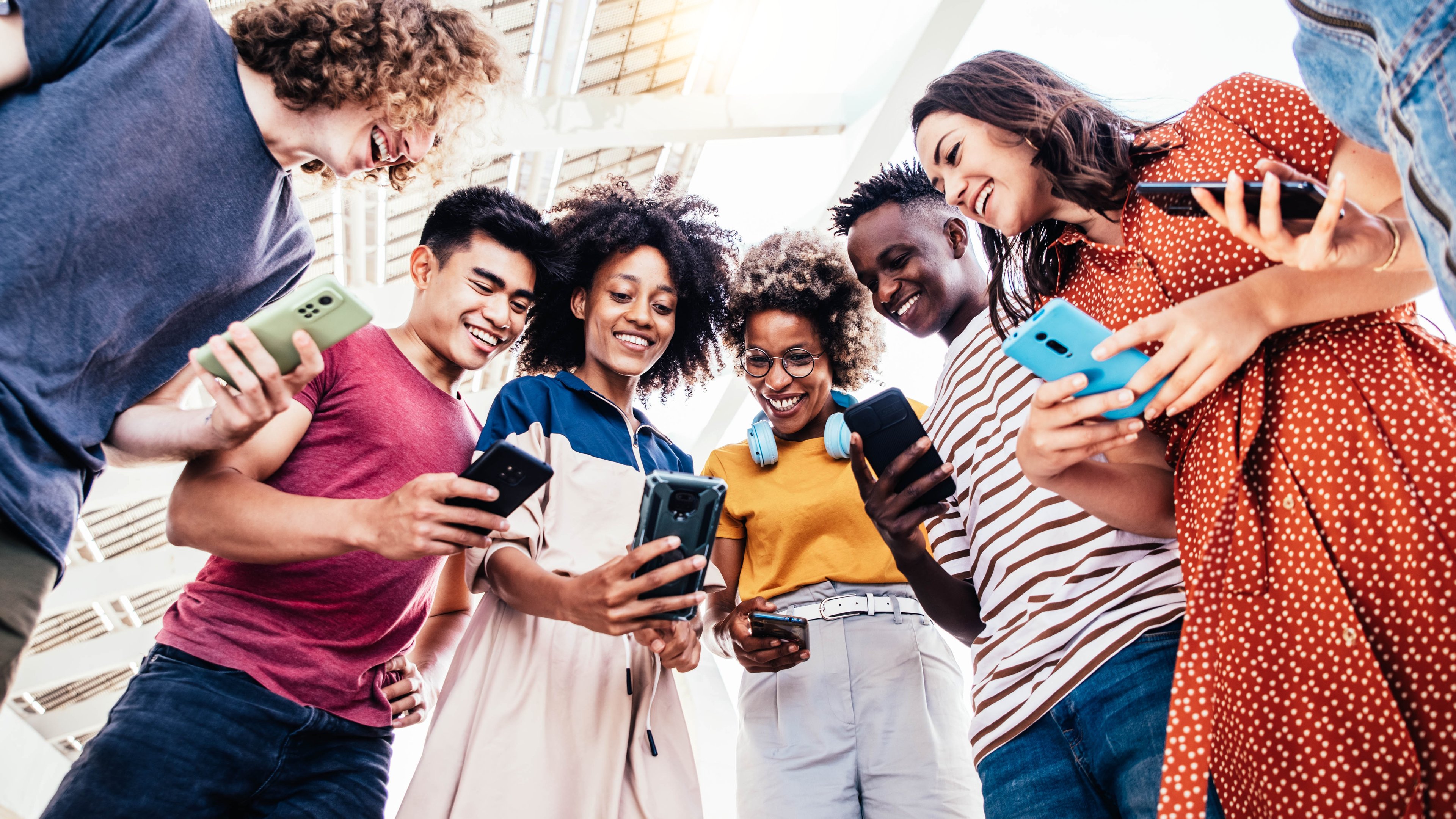 Un groupe de personnes consultant leurs téléphones cellulaires