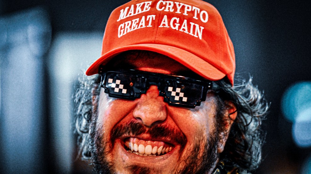 Ben McKenzie, acteur de télévision, souriant avec une casquette rouge portant l'inscription 'Make Crypto Great Again'.