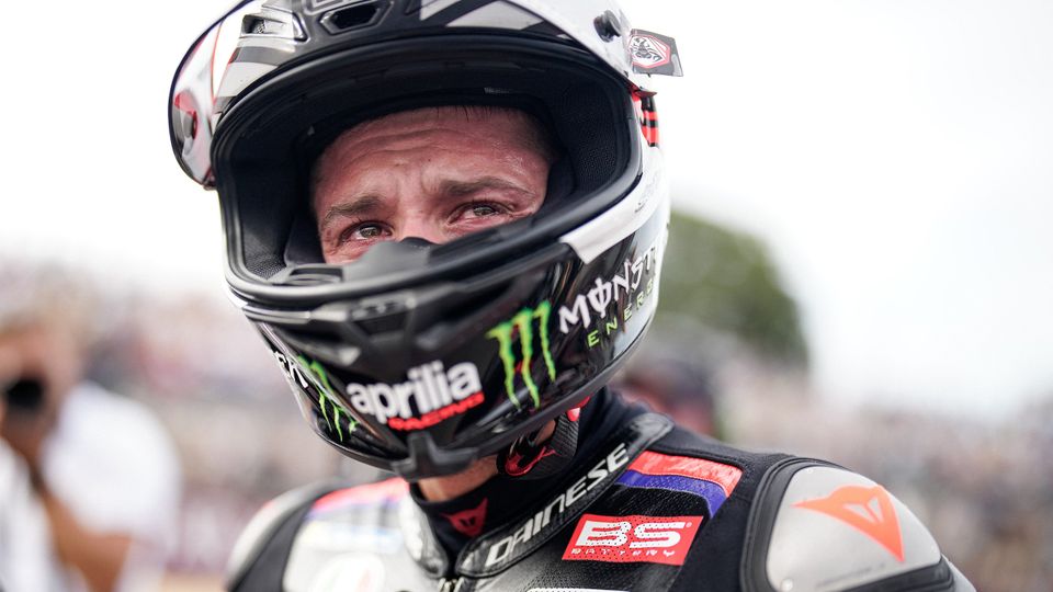 Marco Bezzecchi sous l'émotion sur le podium à Silverstone