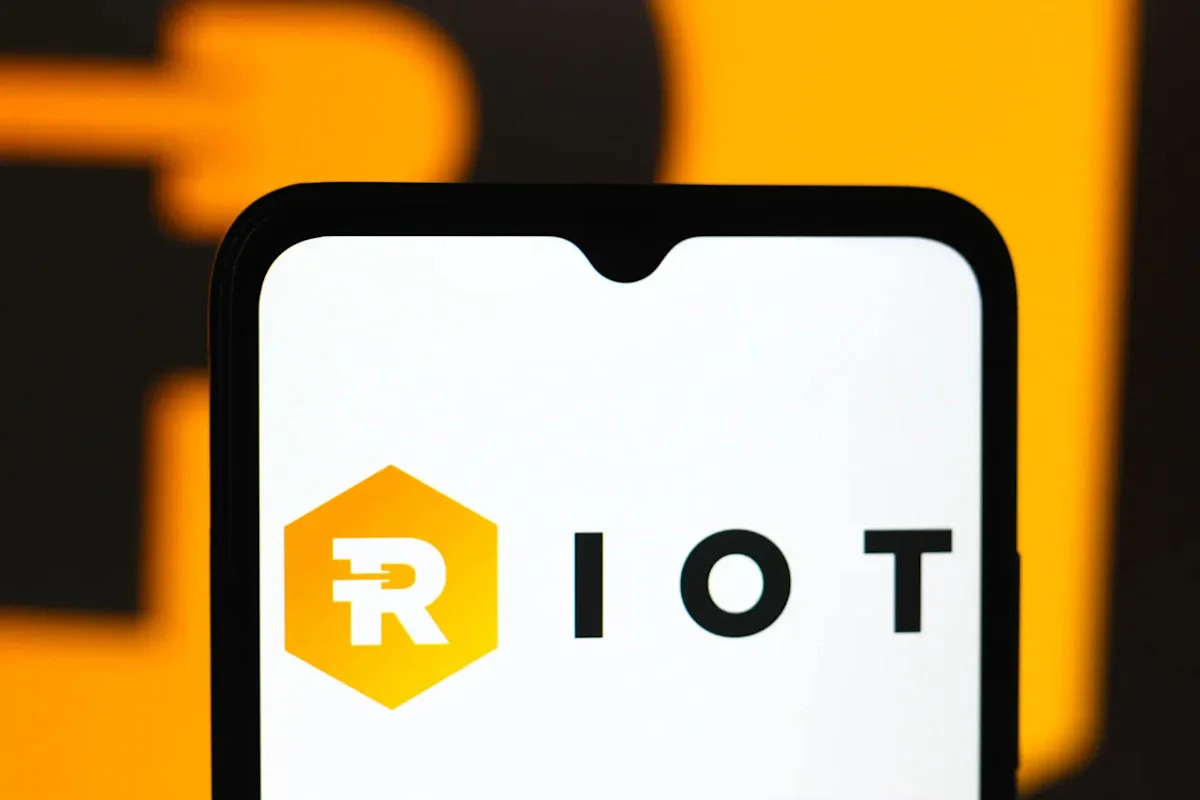 L'action de RIOT s'envole après qu'Anthropic soit désigné comme un client « mystère » du cloud !