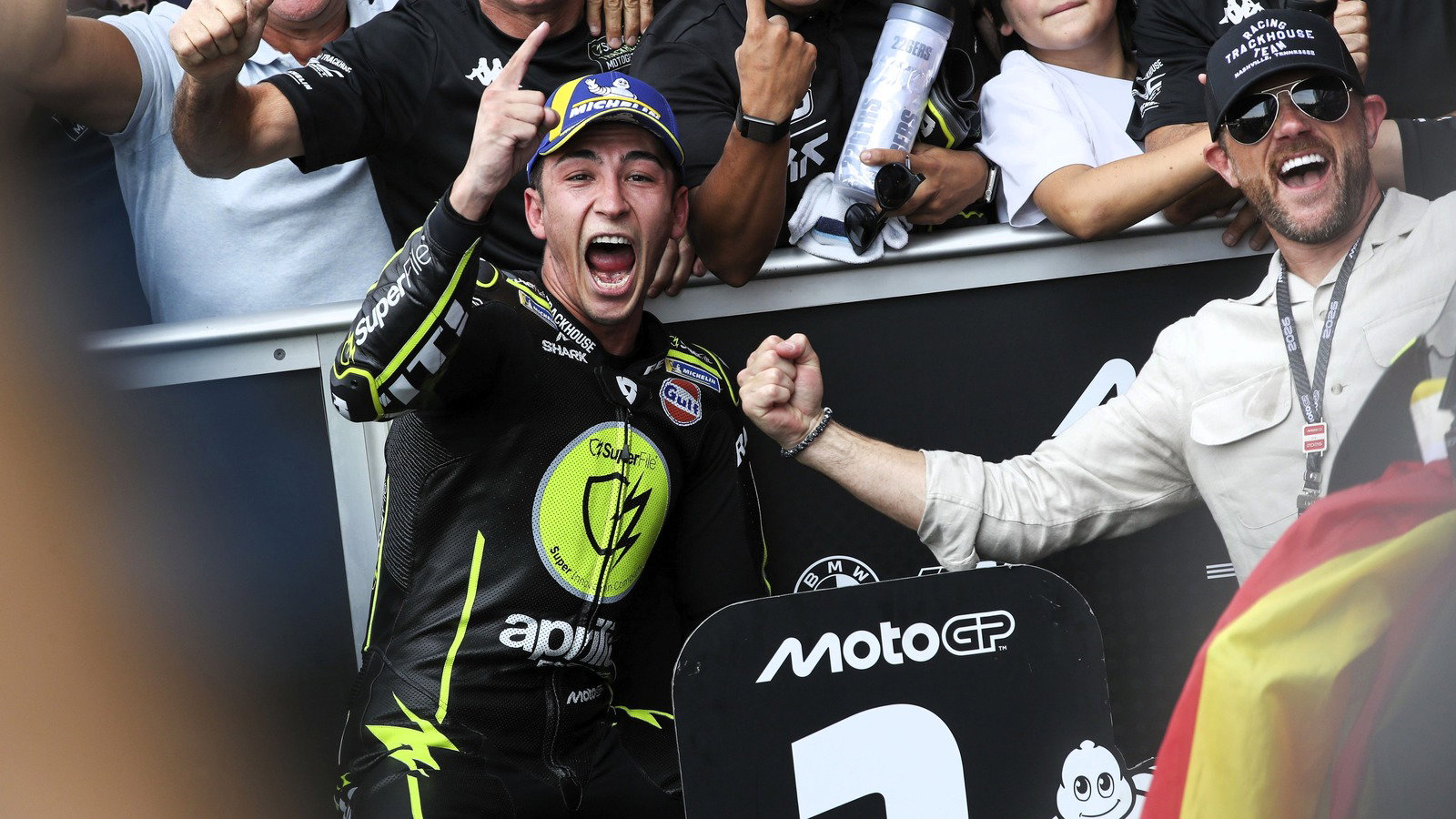 Raul Fernandez, Justin Marks célébrant la victoire en MotoGP à Silverstone.