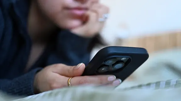 Une femme regarde son smartphone