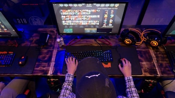 Vue d'un utilisateur manipulant un clavier et une souris