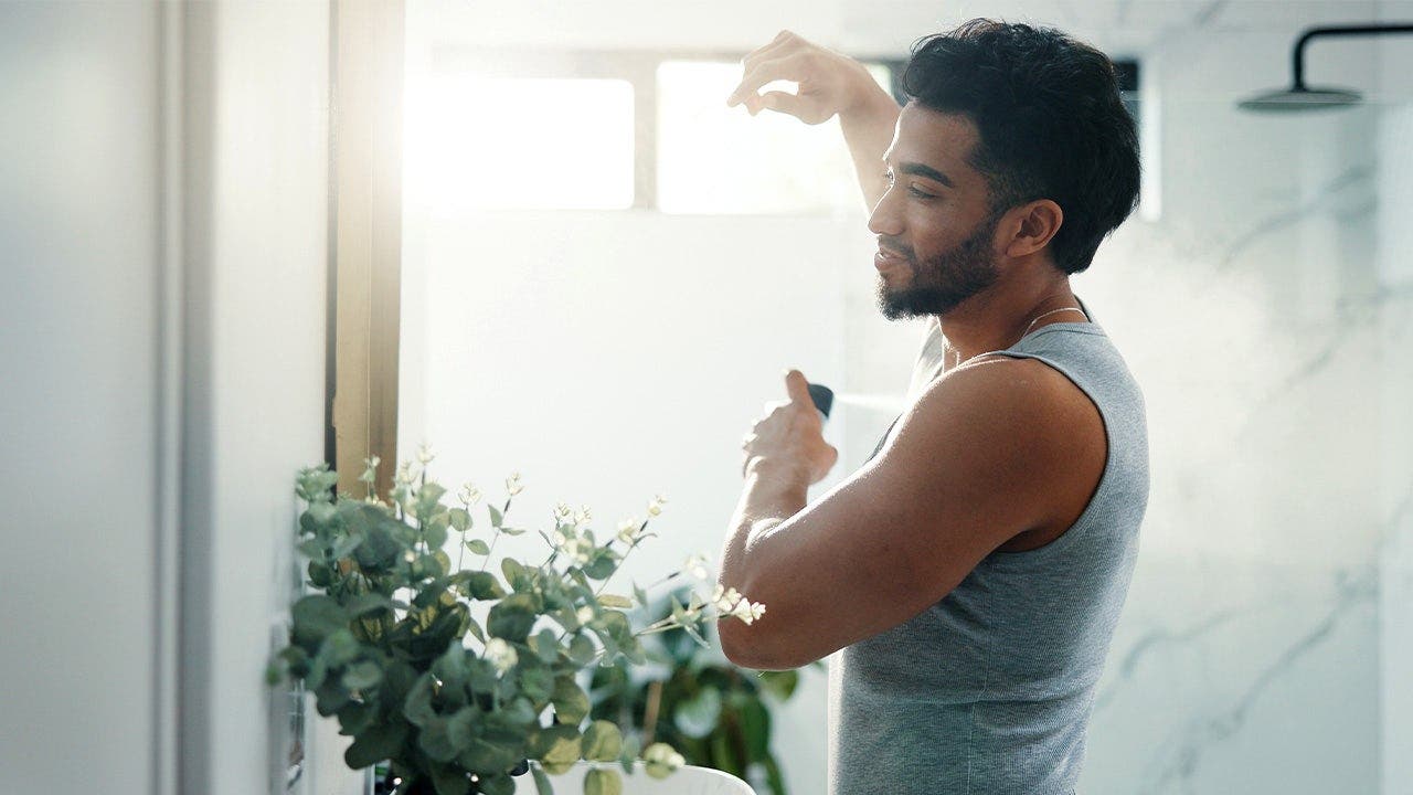 Les hommes sautent leur douche avant un rendez-vous : la tendance TikTok du "maxxing aux phéromones" !