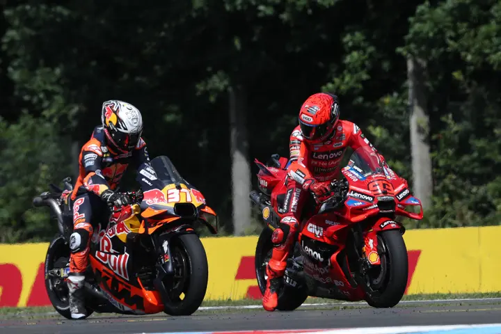 Pedro Acosta et Marc Marquez en MotoGP