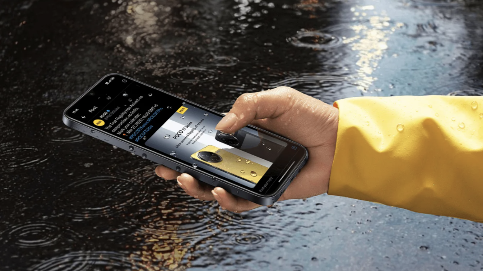 Main tenant un téléphone POCO sous la pluie avec des gouttes d'eau sur l'écran.