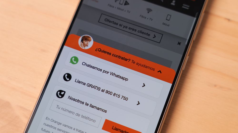 Interface de contact d'Orange visualisée sur un smartphone, avec options de chat par WhatsApp et appel gratuit.