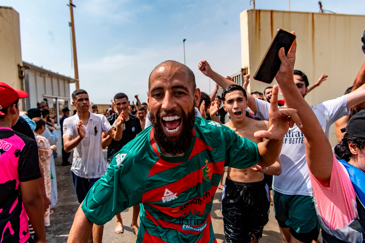 Des migrants traversent du Maroc vers l'enclave espagnole de Ceuta.