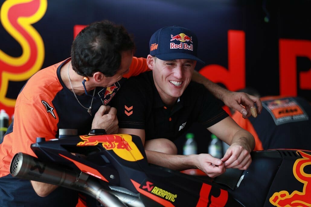 Un mécanicien travaille sur une KTM RC16 en MotoGP