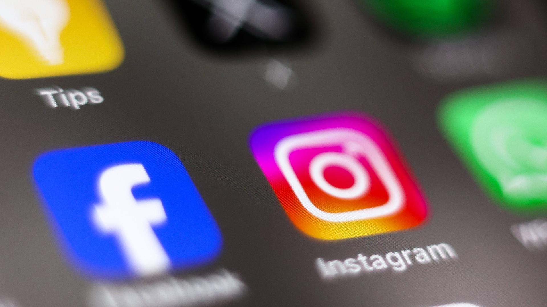 Extrait d'un écran de smartphone avec les logos des produits Meta : Facebook, Instagram et WhatsApp. Extrait d'un écran de smartphone avec les logos des produits Meta : Facebook, Instagram et WhatsApp.