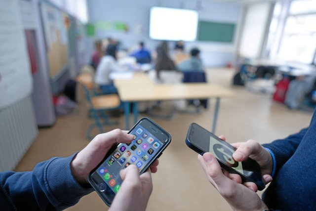 Les jeunes plébiscitent des interdits sur les réseaux sociaux.