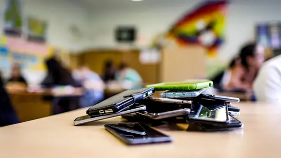 Smartphones dans un classeur. Smartphones dans un classeur.