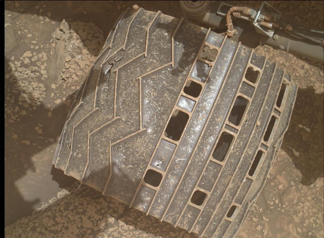 Les roues du rover Curiosity sur Mars