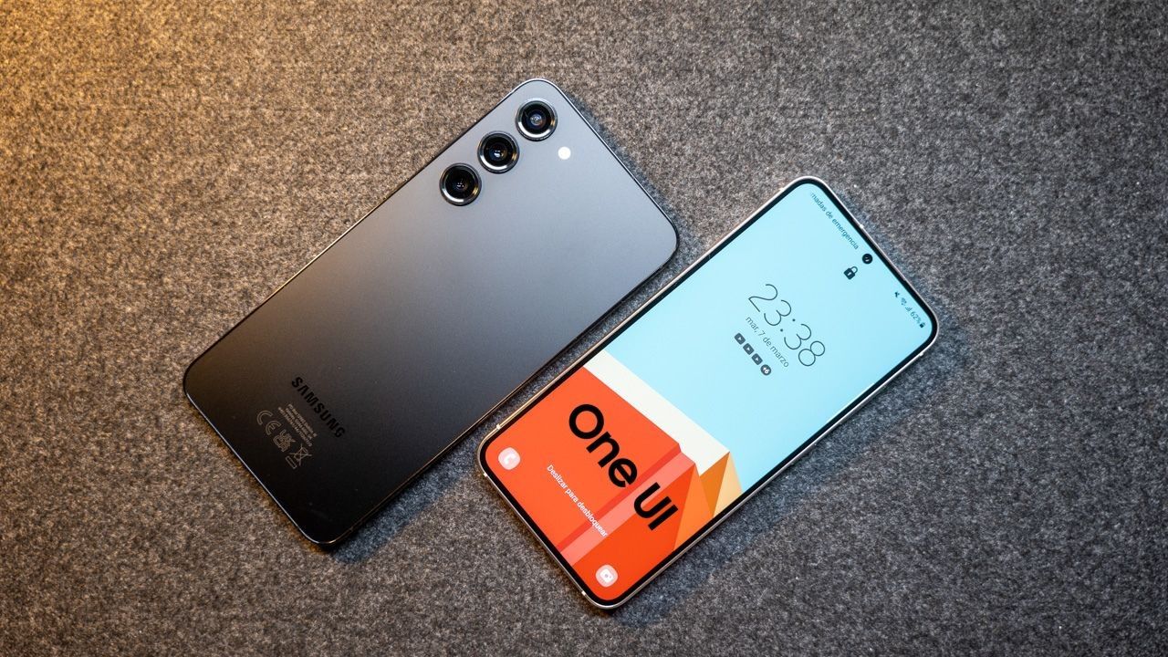 Deux téléphones Samsung Galaxy S23+, l'un montrant son dos avec trois caméras et l'autre affichant l'interface One UI.