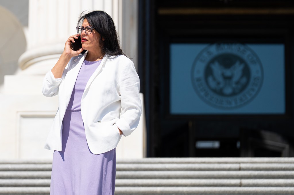 Rashida Tlaib, D-Mich., sur son téléphone devant la Maison.