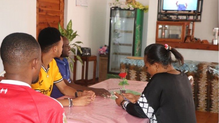 Des jeunes visionnant un live stream sur UMTV : Photo de Sr. Paulina T. Mshana Des jeunes visionnant un live stream sur UMTV : Photo de Sr. Paulina T. Mshana