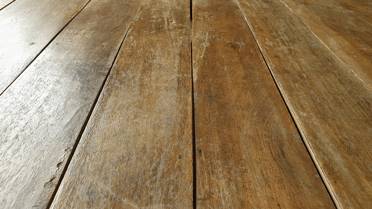 Un Chasseur de Trésors Découvre 46 000 $ En Liquide Sous le Parquet d'une Vieille Maison des Années 50 !