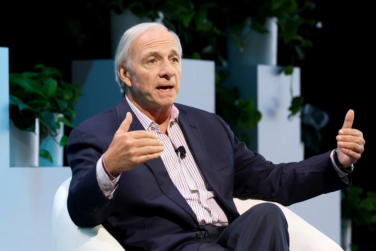 Un Investisseur de Hedge Fund Billionaire, Ray Dalio, Recommande de Détenir un Petit Montant en Bitcoin. Découvrez Pourquoi Il Se Trompe.