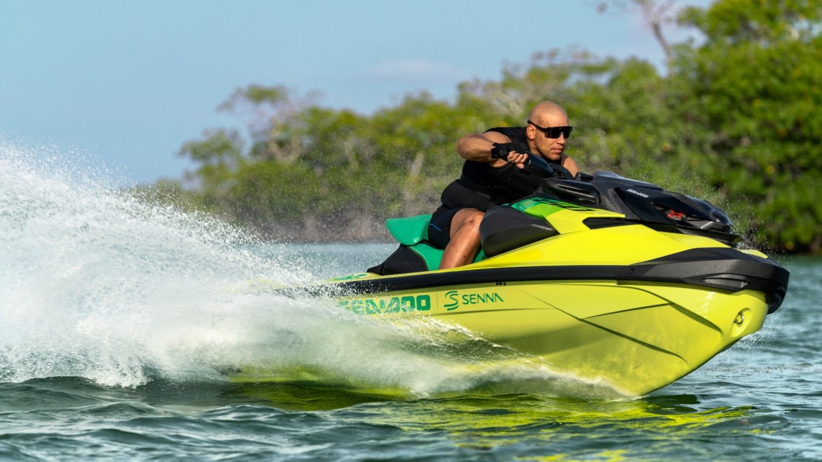 Un Sea-Doo de 350 ch Rendant Hommage au Passé de Senna en Course Nautique