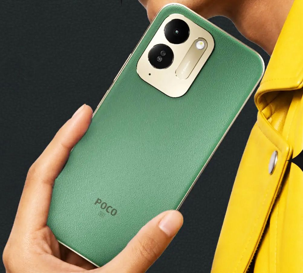 Détail de la partie arrière du POCO M8x 5G en couleur verte tenue par une main.