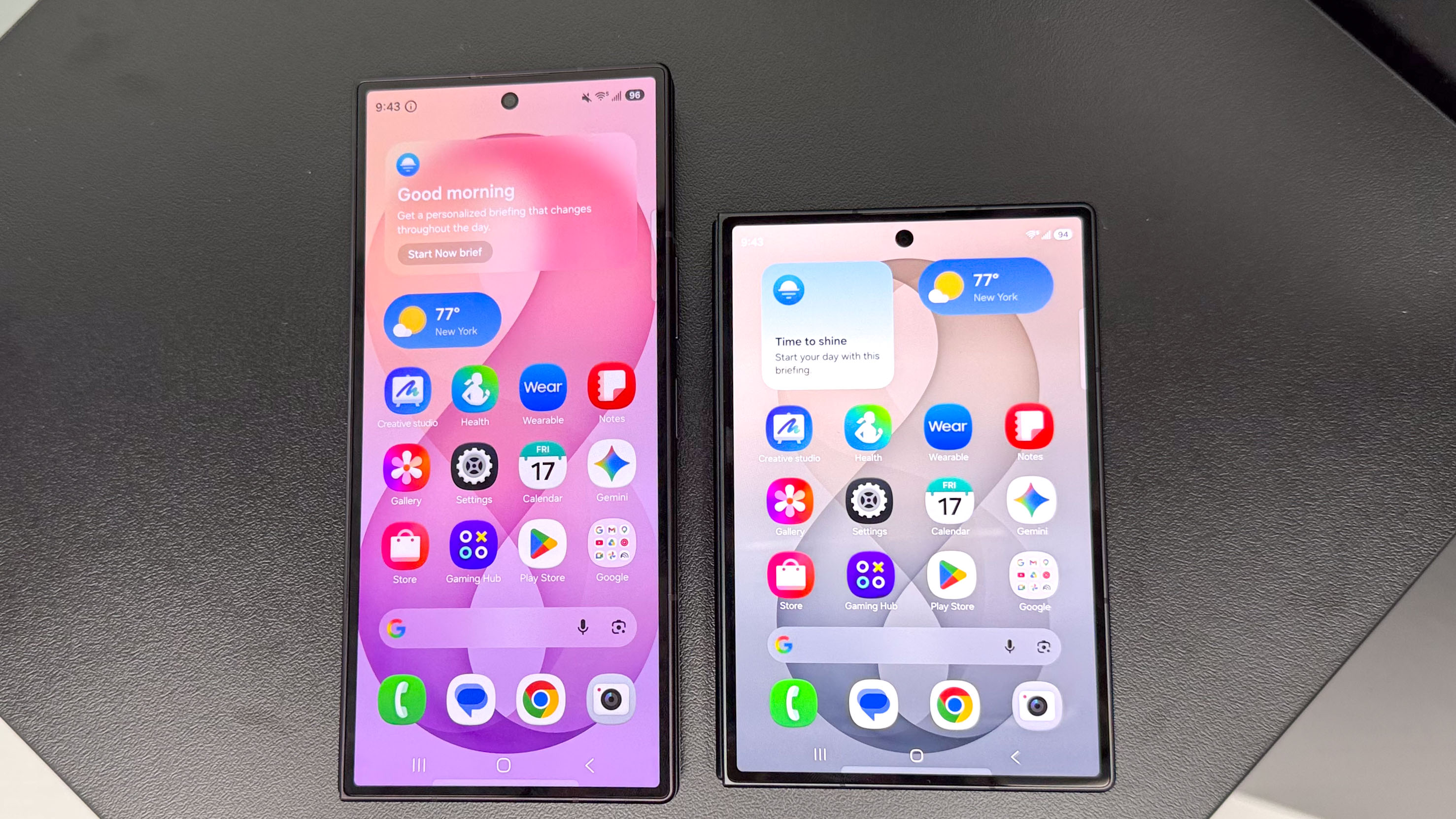 Galaxy Z Fold 8 et Z Fold 8 Ultra côte à côte.