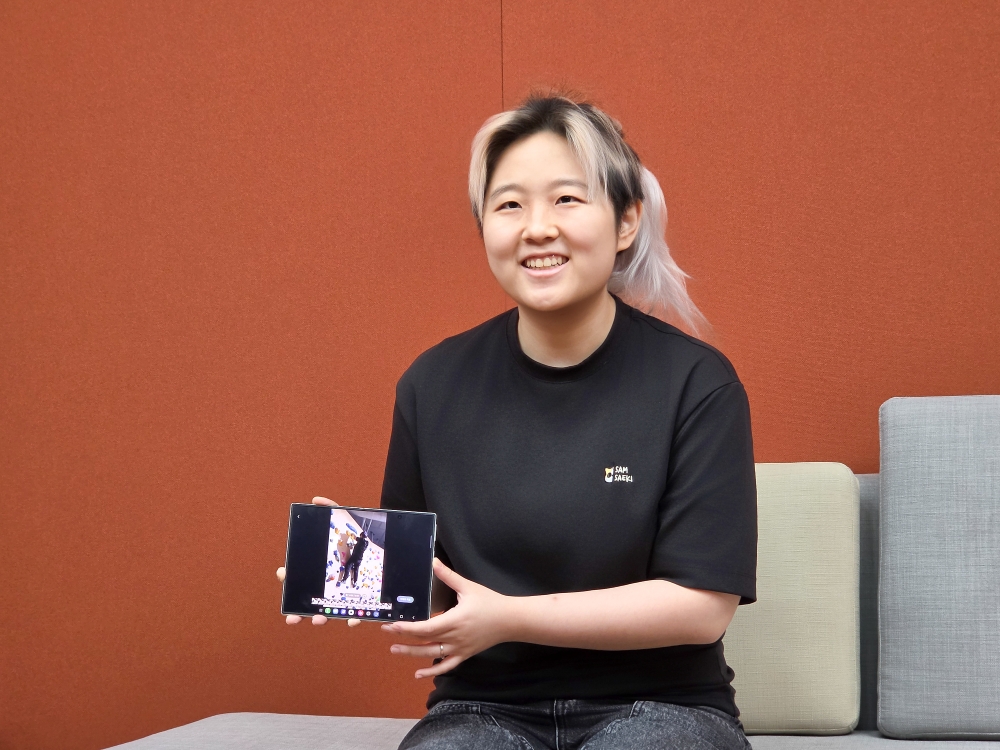Hong montre une vidéo personnelle utilisée pour les tests.