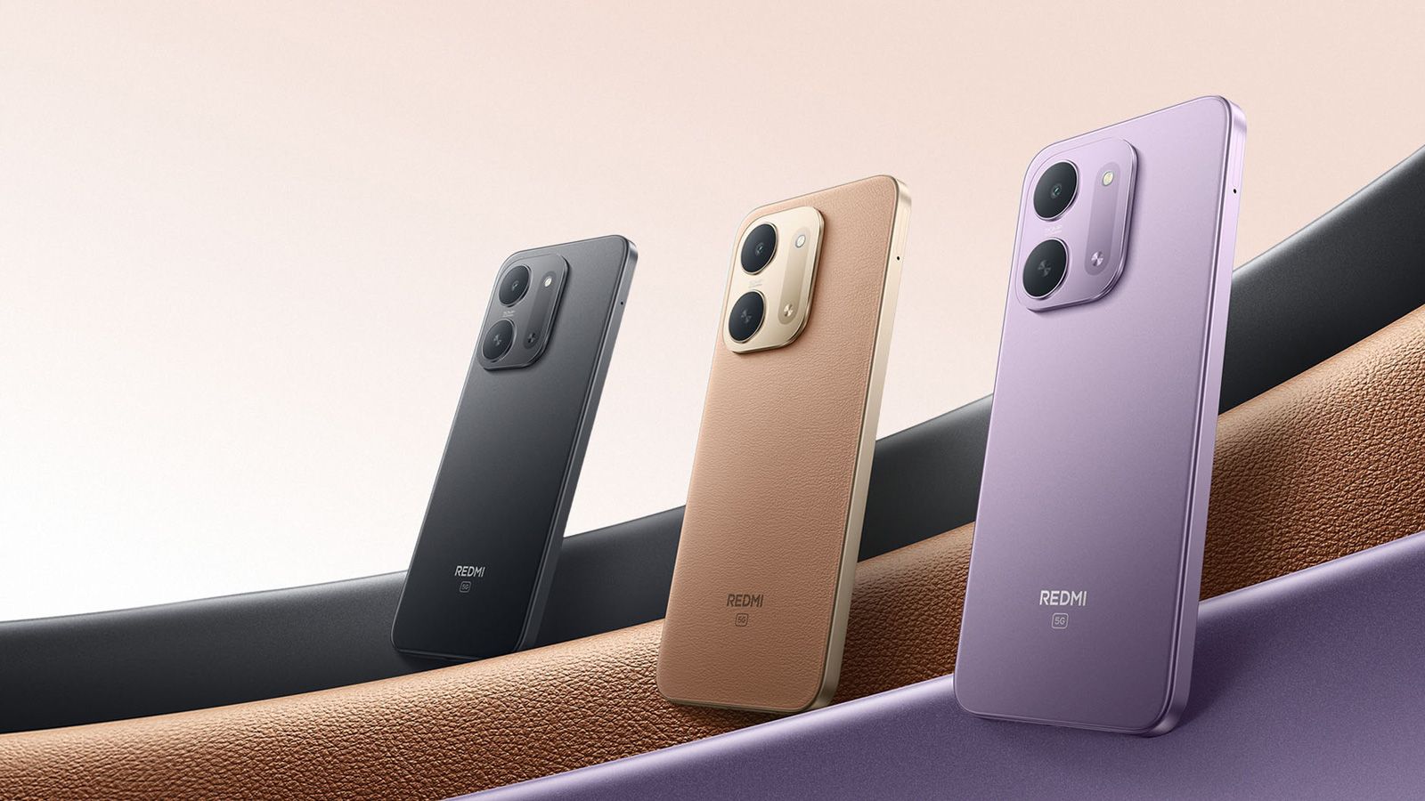 Trois smartphones Redmi 17C 5G montrés de dos dans des couleurs noir, doré et violet.
