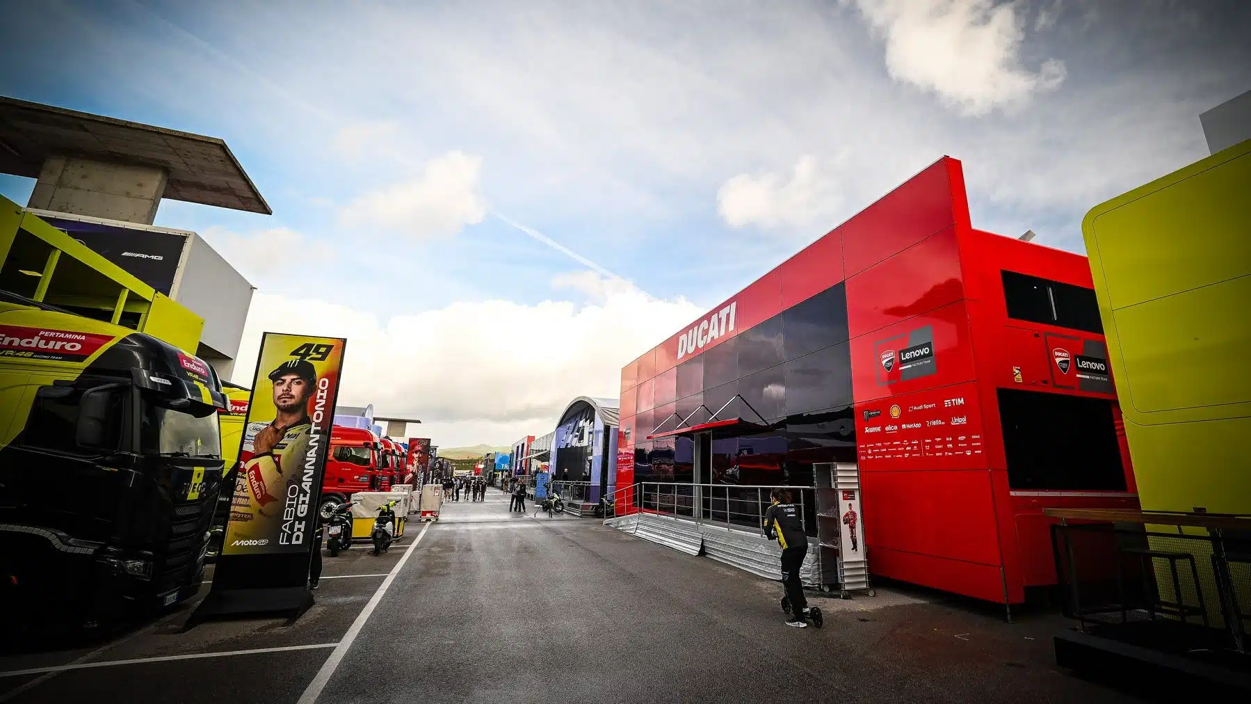 Les garages temporaires des équipes Moto2 et Moto3.