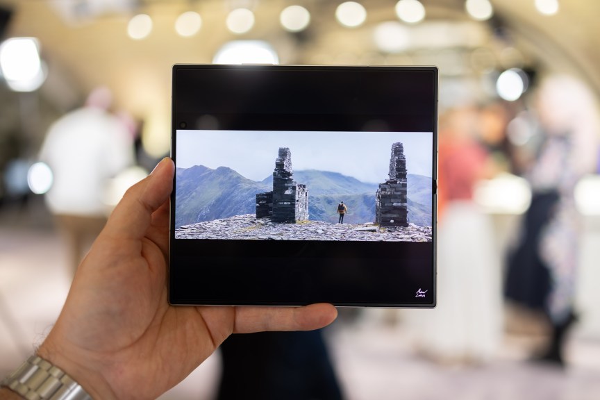 Galaxy Z Fold 8 Ultra avec écran large