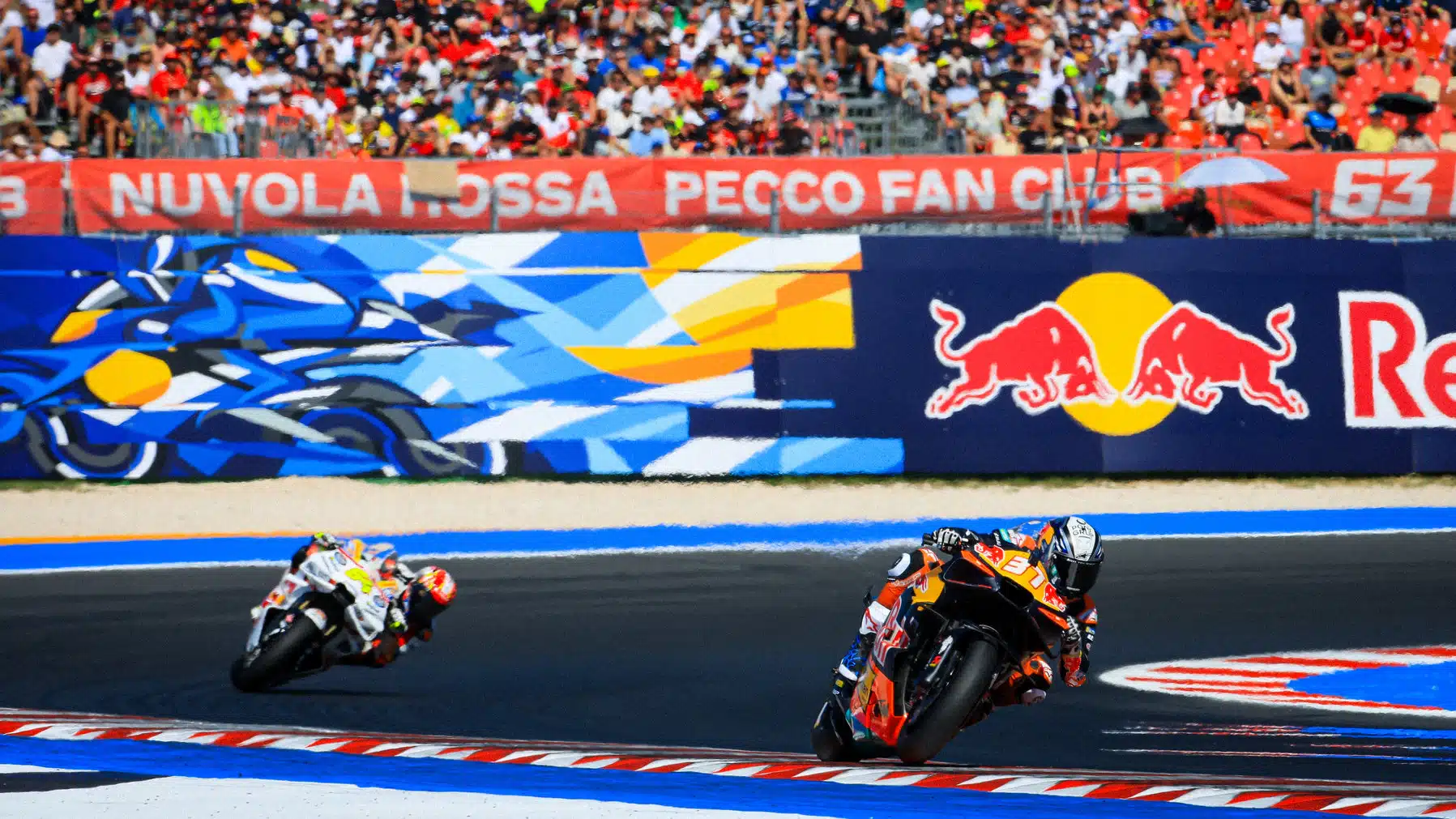 Les jeunes talents de MotoGP, Aldeguer et Acosta (37), réalisent les temps les plus rapides de la course tout en se battant pour la troisième place.