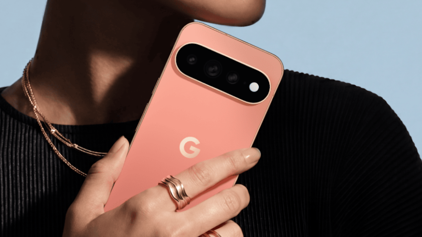 Google Pixel 11 Pro montrant sa face arrière en couleur corail.