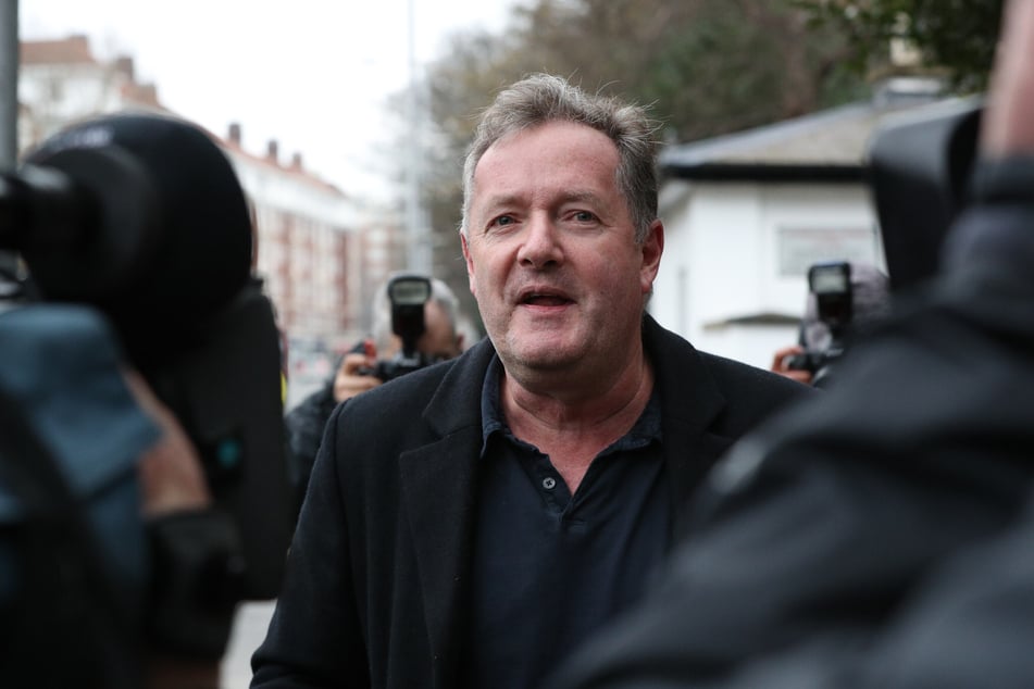 Le controversé Piers Morgan a souri face à la situation.