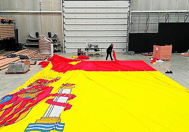La bandera de España, lista para ser colocada en el mástil