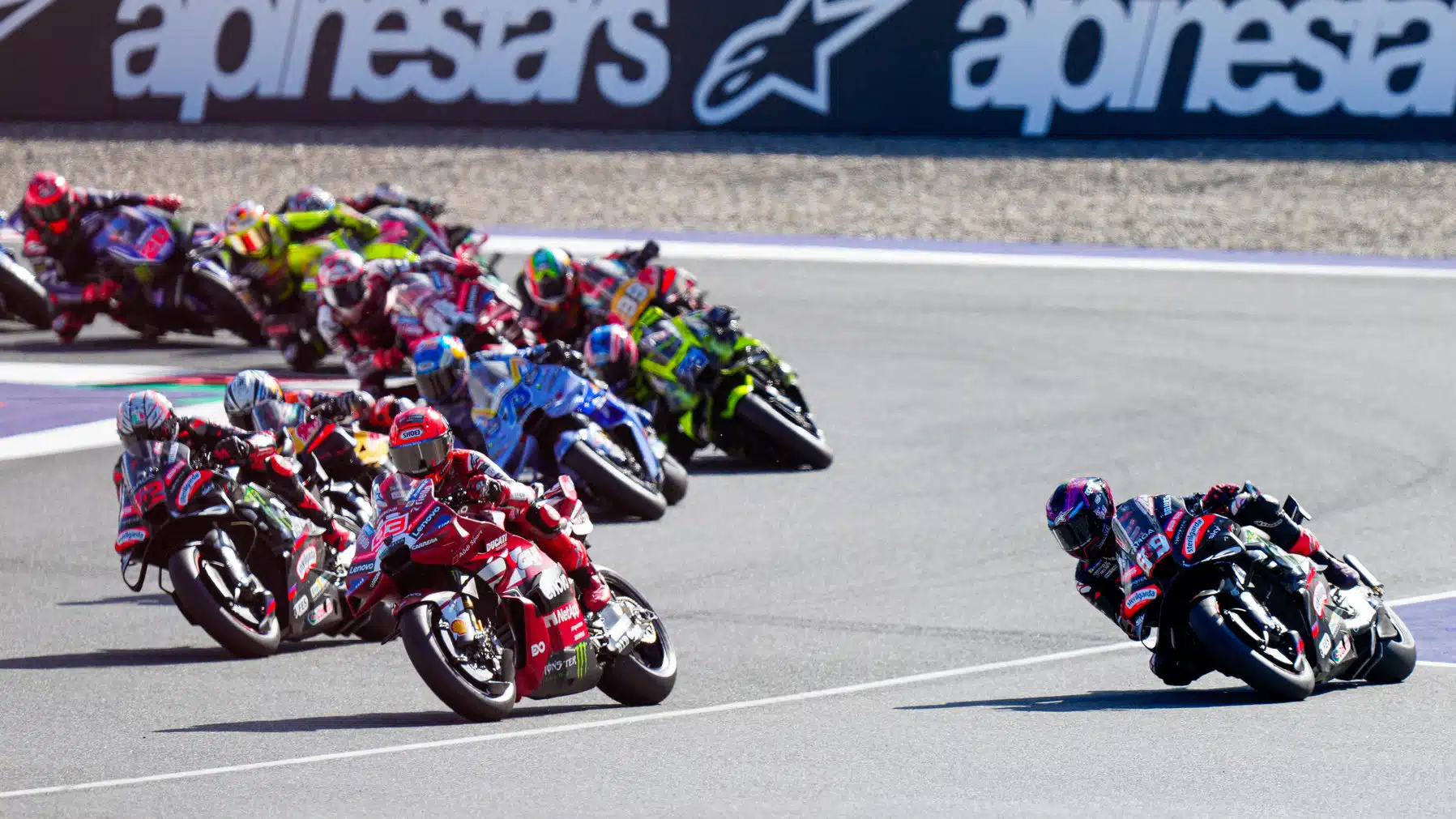 Martin a remporté le sprint malgré un débordement lors du premier tour par Márquez