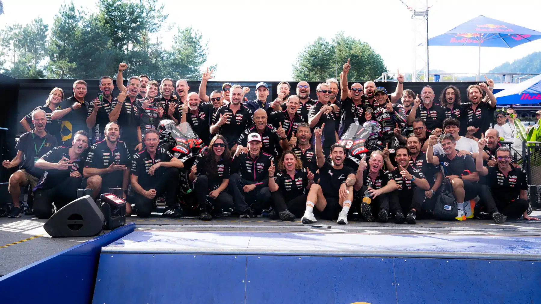 Aprilia célèbre un grand week-end, reprenant les têtes des championnats pilote et constructeur