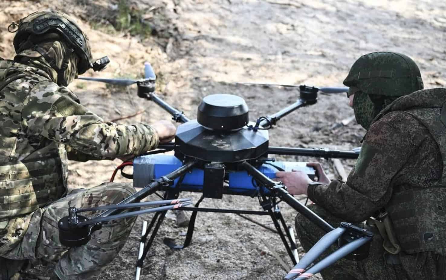 Soldats russes examinant un drone Vampire ukrainien capturé.