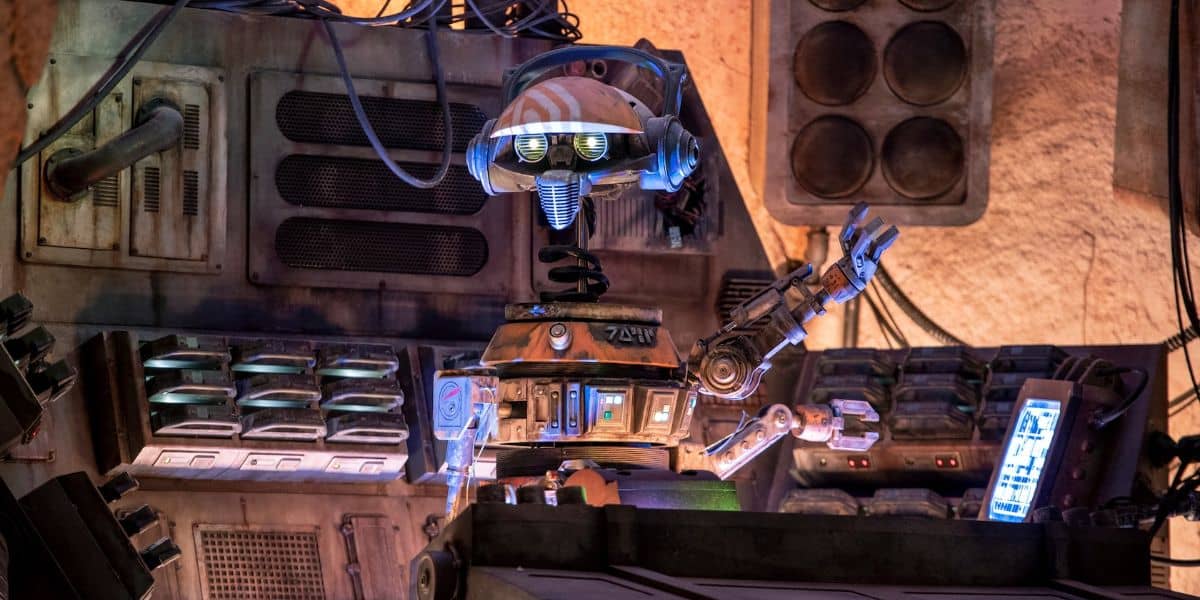 Un robot à Oga's Cantina dans la zone Galaxy's Edge de Disneyland Resort.