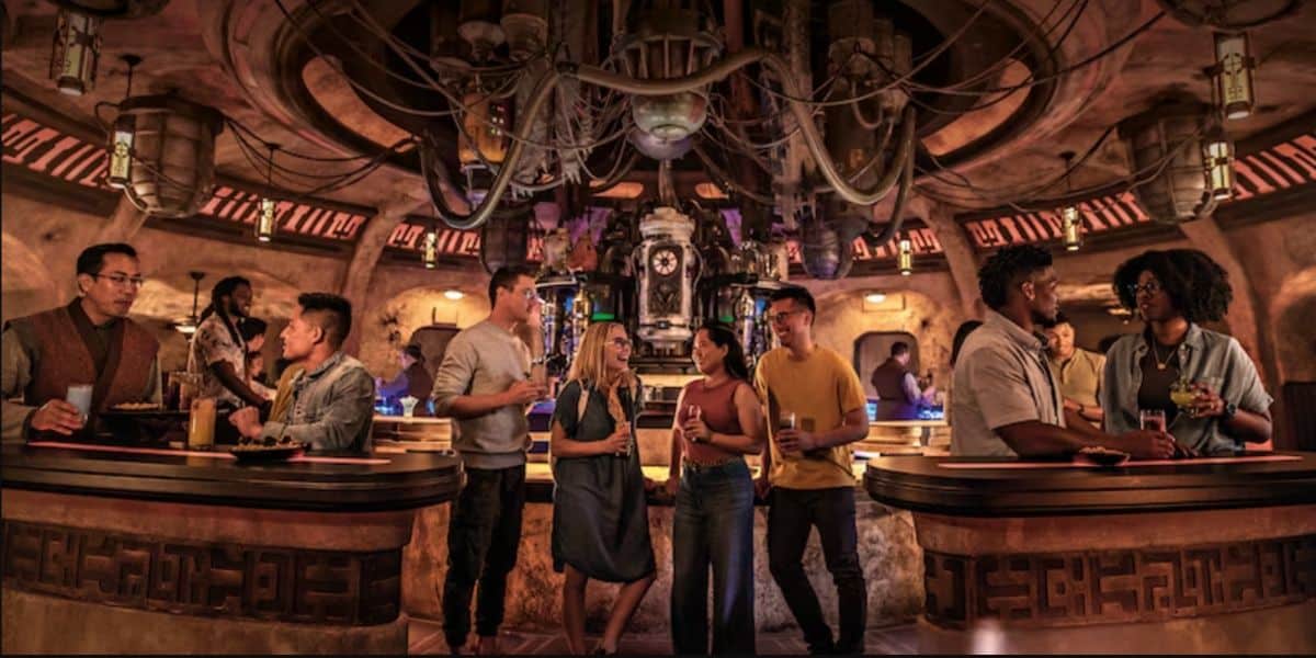 Visiteurs du parc Disney appréciant des boissons à Oga's Cantina