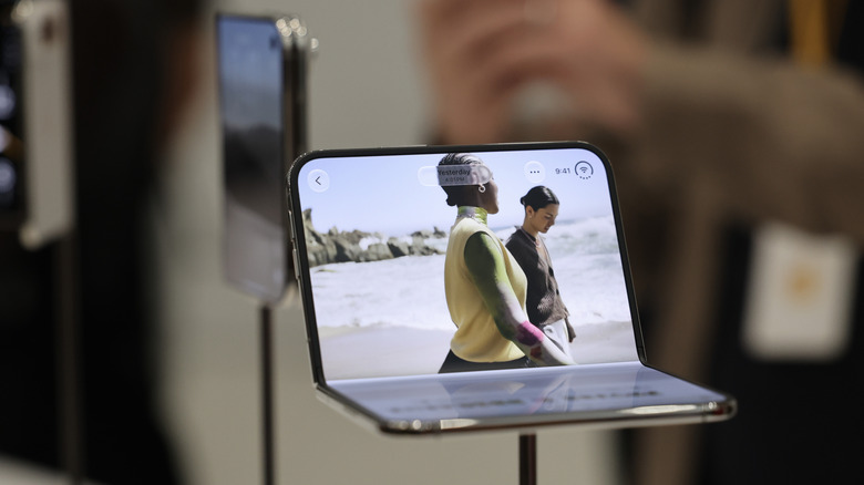 Un Apple iPhone Duo exposé sur un support.