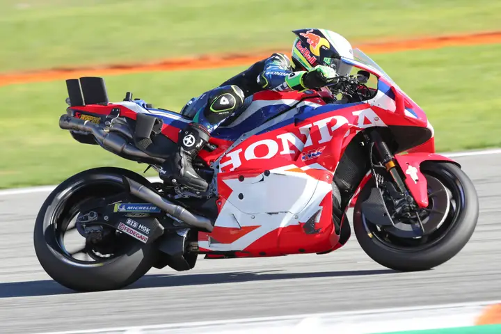 La moto Honda sans Red Bull ou Repsol est méconnaissable