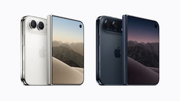 Deux téléphones pliables en noir et blanc, avec leurs écrans allumés et caméras visibles sur un fond blanc